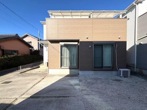 Stylish 4LDK Home with Spacious Rooms - Photo 1