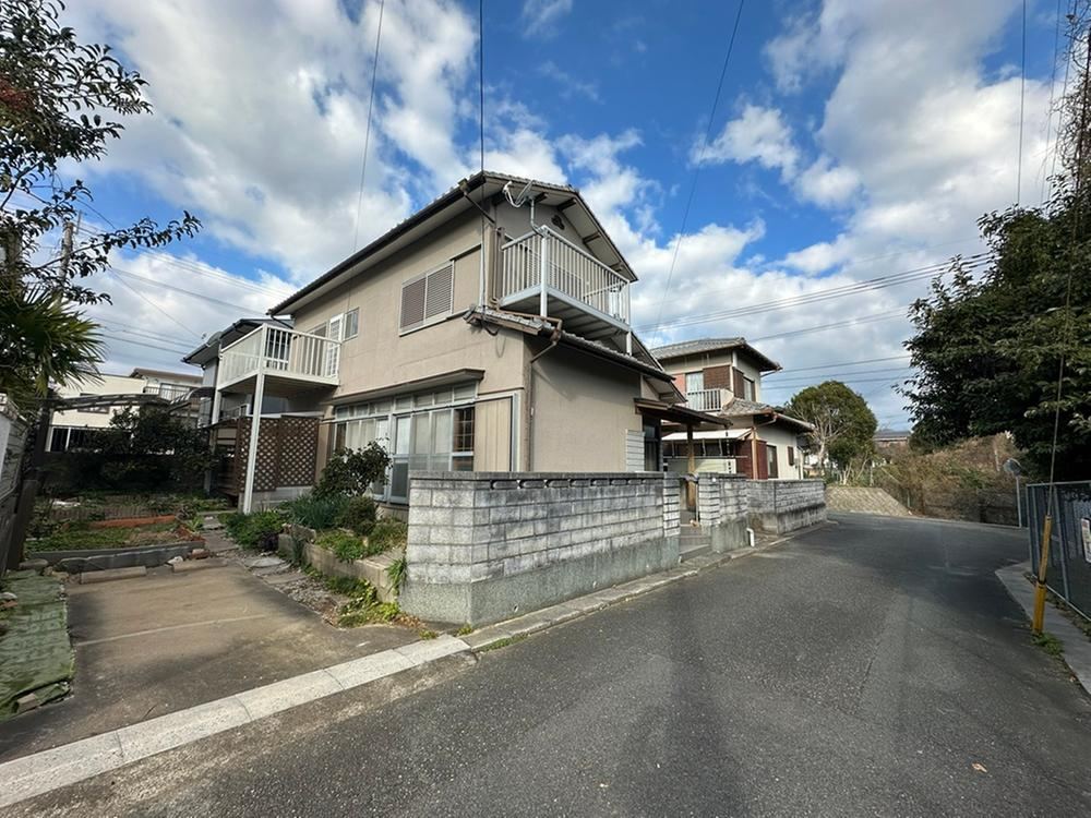 Storage-Friendly 4LDK Home with Balconies - Photo 1