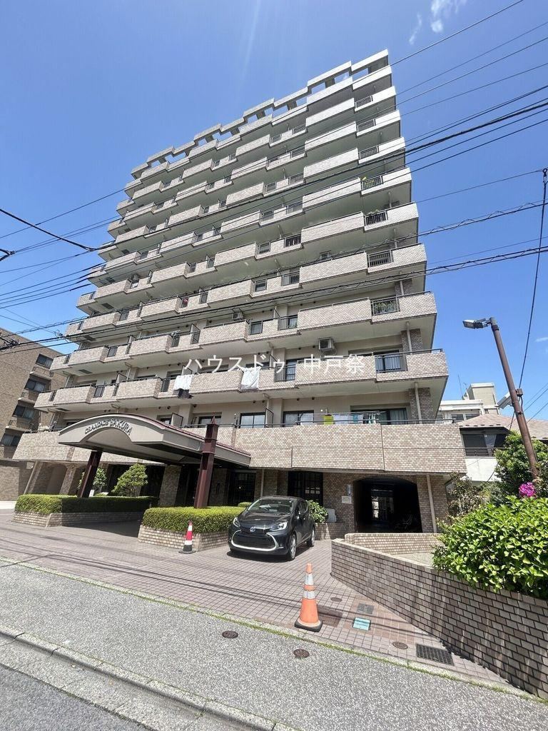 Convenient 3LDK Apartment with Parking Available - Photo 1