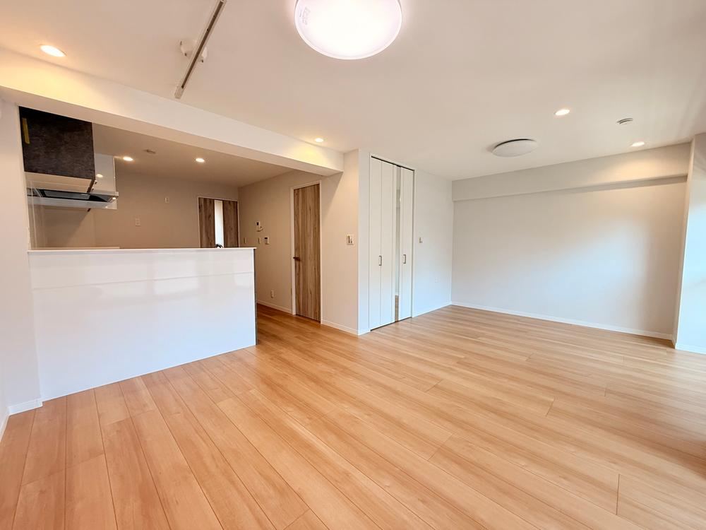 Renovated 3LDK Apartment in Hongō - Photo 1