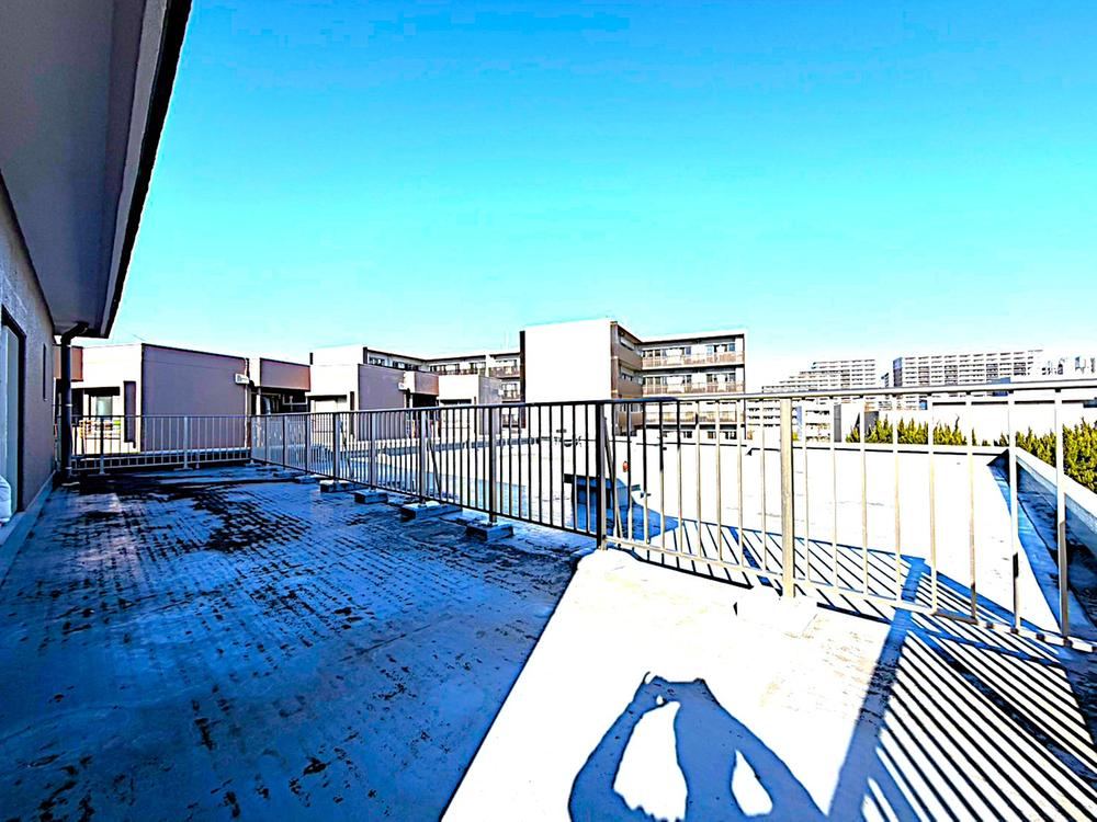 Spacious 3LDK Apartment with Rooftop Balcony in Sakae - Photo 1