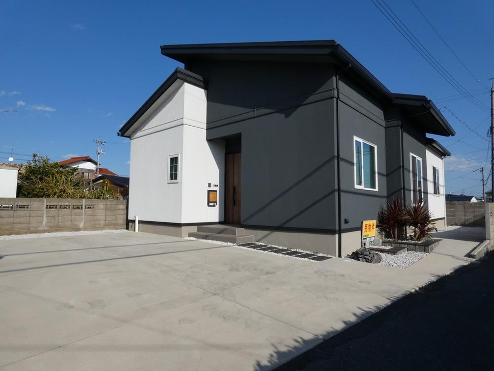 Eco-Friendly 3LDK Home with Solar Panels - Photo 1