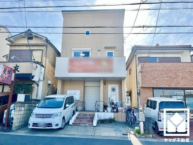 Versatile 3LDK House in Uji with Storefront Potential - Photo 1