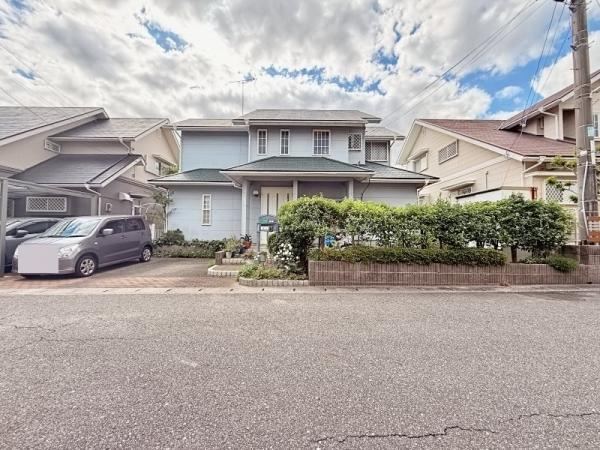 Spacious 4LDK Home with Bright Open Layout - Photo 1