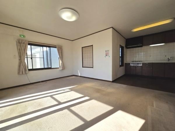 Well-Maintained 4LDK House with Open Entrance - Photo 1