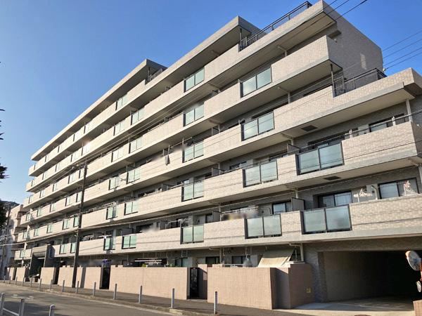 Bright 3LDK Corner Apartment with Balconies - Photo 1