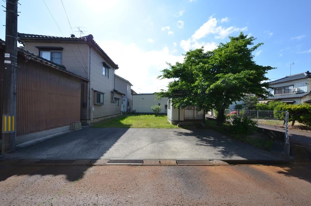 Corner Lot in Quiet Residential Area - Photo 1