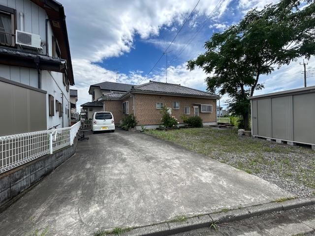 Sunny 2LDK House in Quiet Neighborhood - Photo 1