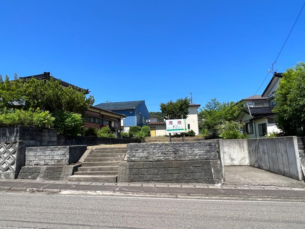 Green Residential Area with Good Sunlight - Photo 1