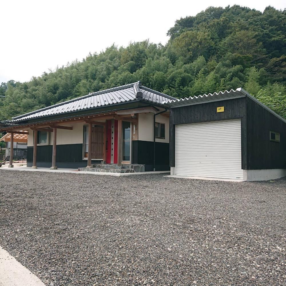 Peaceful 2DK House with Spacious Land in Maniwa - Photo 1