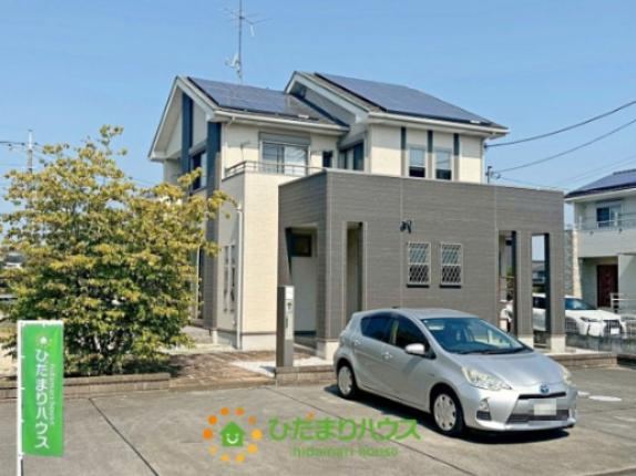 Family-Friendly Home with Living Room Stairs in Kazo - Photo 1