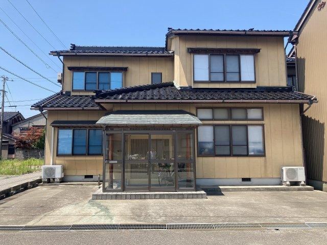 Family-Friendly Home Near Schools and Shops - Photo 1
