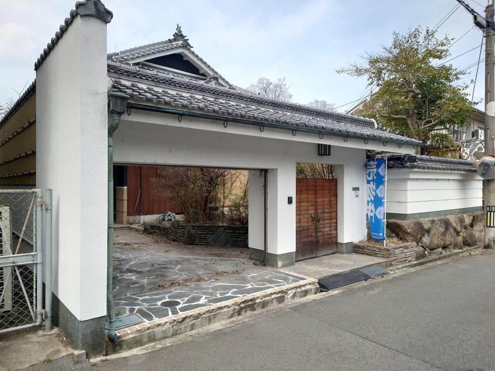 Traditional Japanese Home with Expansive Garden in Kan'on - Photo 1