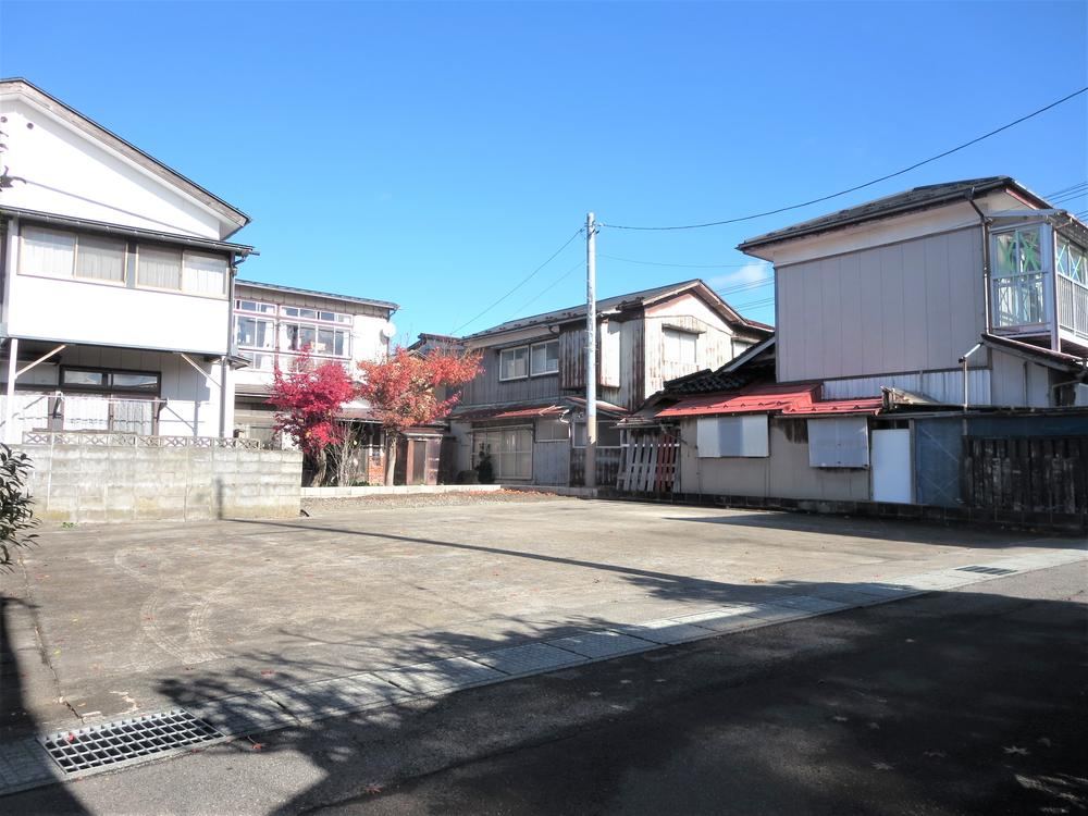 No Building Conditions Near Shopping and Schools - Photo 1